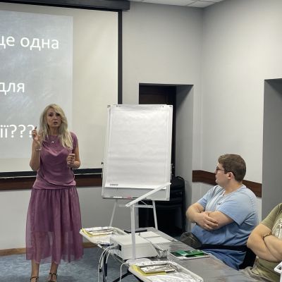 Сателітна сесія у липні 2025 року для лікарів-хірургів-імплантологів у Миколаєві на заході «Цікаві аспекти роботи у бічному відділі нижньої щелепи. Альтернатива кістковій пластиці».