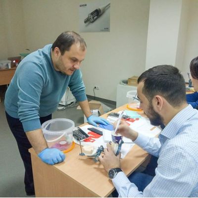 16-17 листопада 2019 року в м Дніпро пройшло два майстер-класу на тему: "Тотальне протезування на імплантатах" і "Протезування на імплантатах"